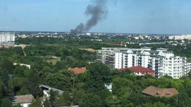 Incendiu de proporţii în Bucureşti, pompierii au intervenit în forţă (VIDEO)