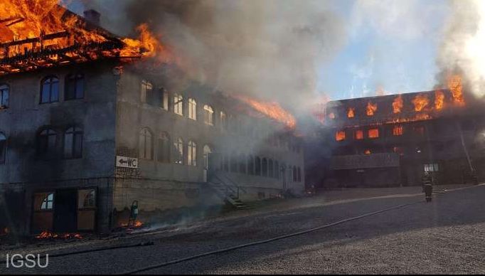 Incendiu puternic la o mănăstire din Suceava. Întreg acoperișul chiliilor, în flăcări