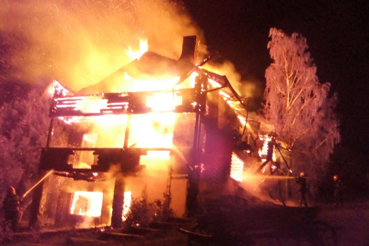 Incendiu devastator la o casă de vacanță din Breaza