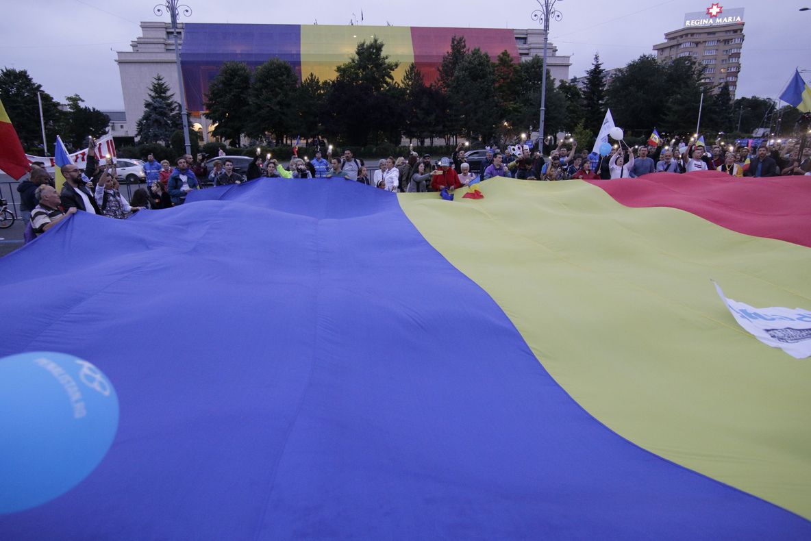 Protest în Piaţa Victoriei, după ce moţiunea a picat: "Viorica, fă ceva, pleacă, dă-ţi demisia!"