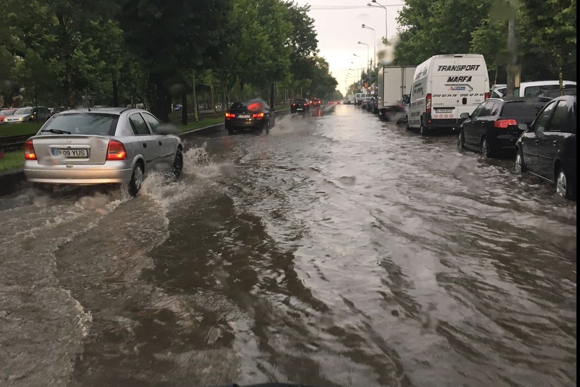 S-au rupt norii în Capitală! Străzi inundate în centrul Bucureștiului, se circulă cu dificultate