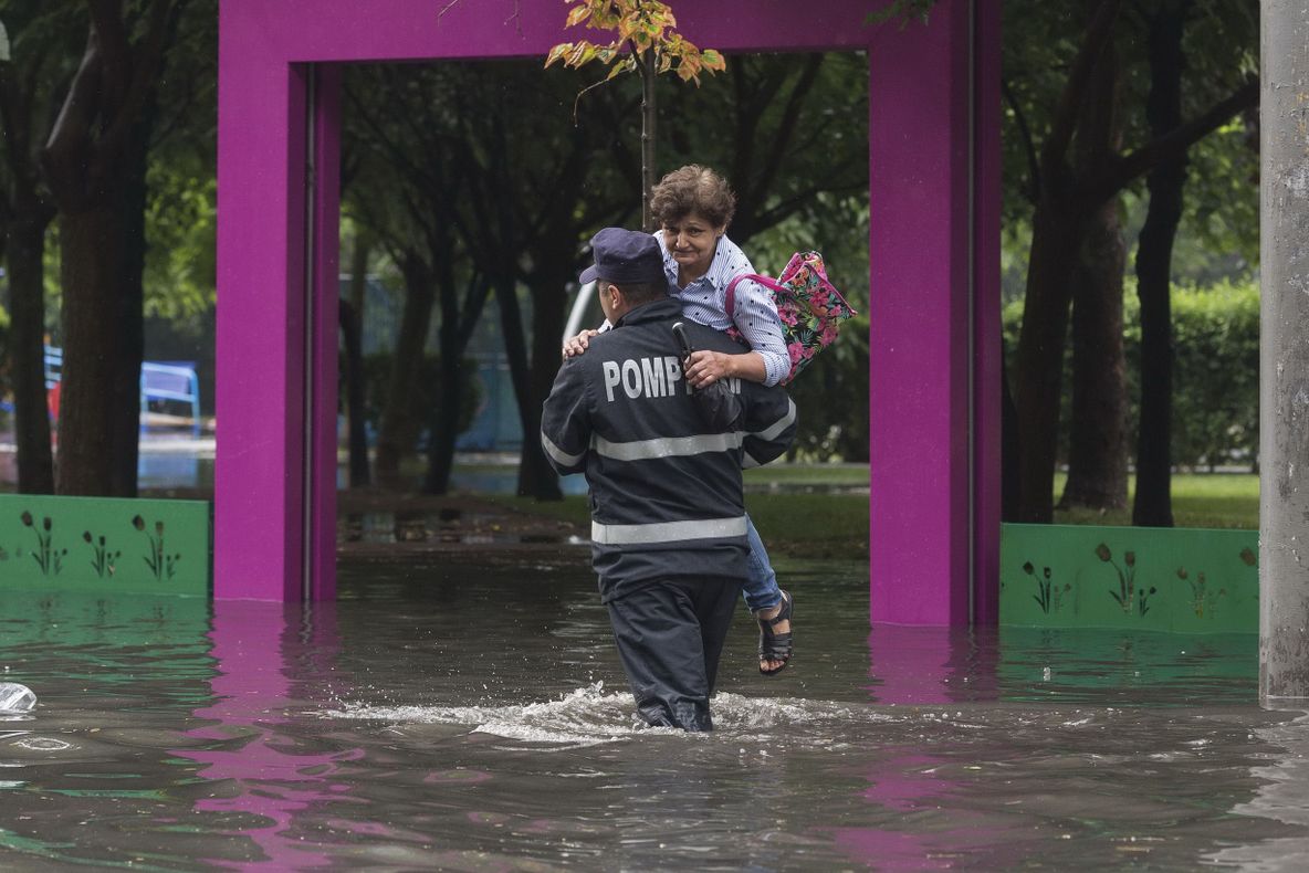 Străzi inundate în Bucureşti, după codul galben de furtună 