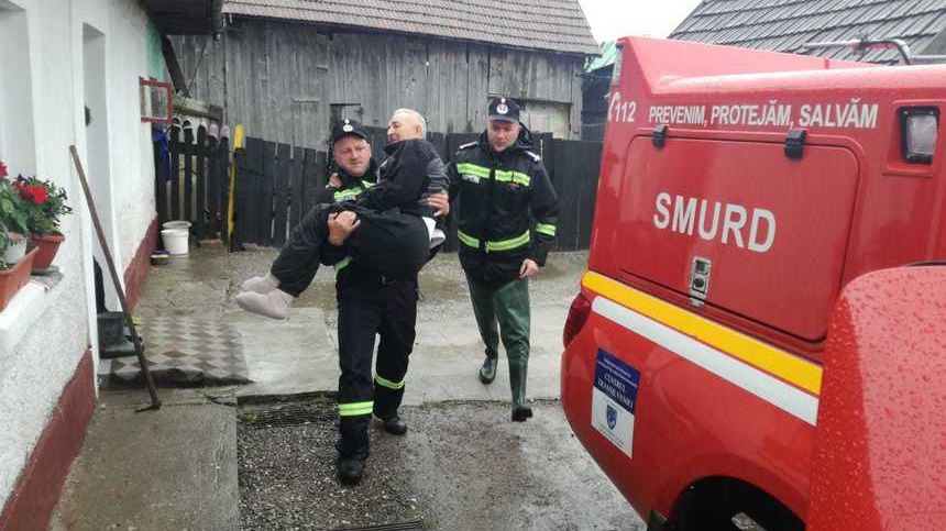 Viitură pe râul Bistriţa: zeci de de oameni evacuaţi din calea apelor