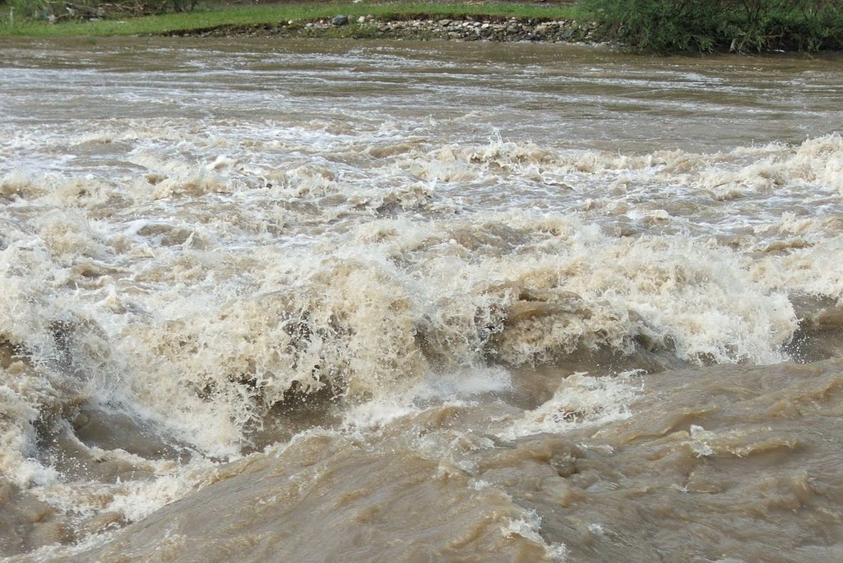 Vine potopul: cod portocaliu de inundaţii pentru râuri din 10 judeţe şi cod galben în 31 de judeţe