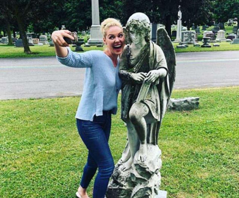 O actriță s-a pozat în cimitir. Imediat, a făcut un gest uluitor