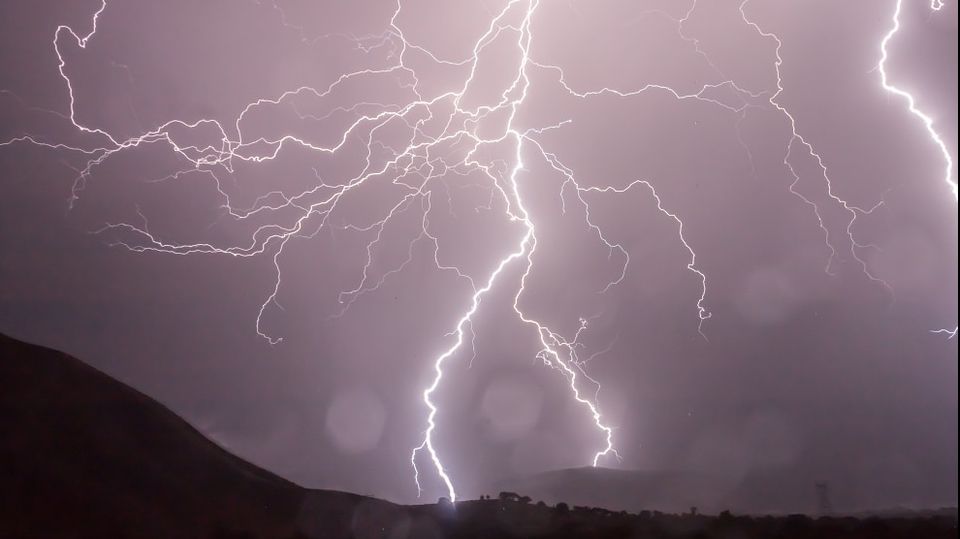 Cum să te ferești corect de fulgere