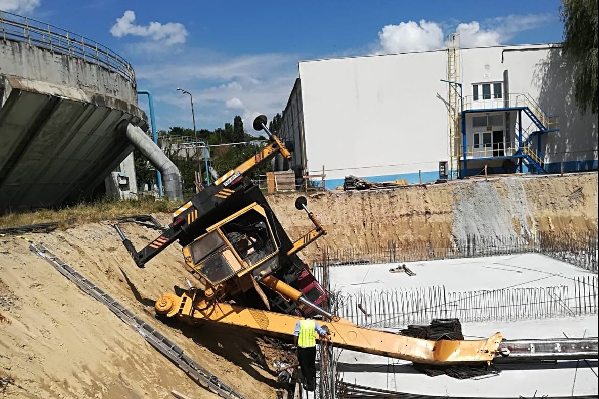 Alertă pe un șantier din Galați. S-a răsturnat cu macaraua
