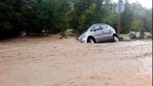 Copil din Botoșani, scos de pompieri din mașina înghițită de ape 
