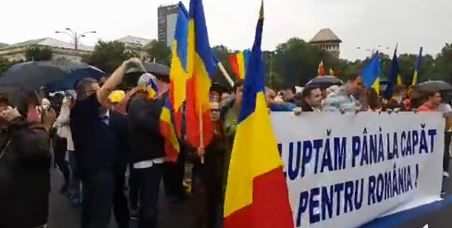 Noi proteste în Piața Victoriei. Sute de oameni au cerut lui Dragnea și a Guvernului Dăncilă