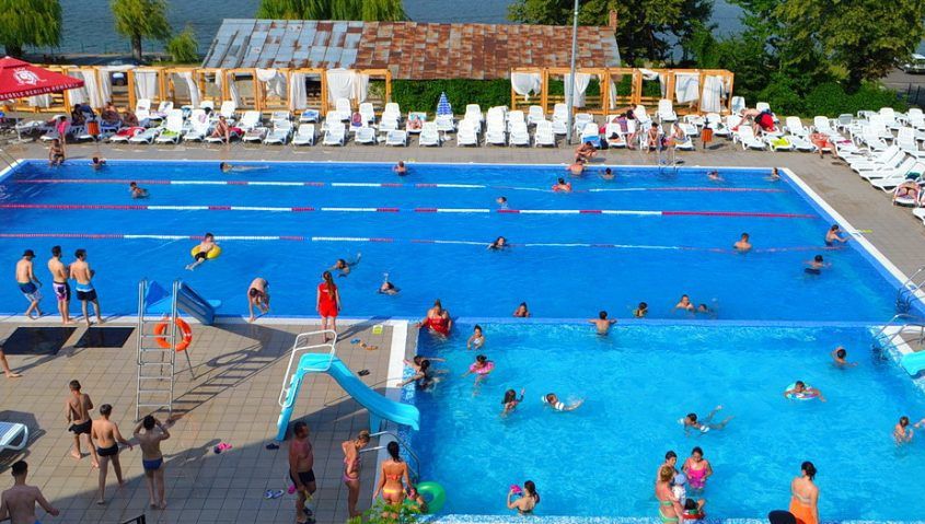 Te poţi îmbolnăvi grav când mergi la piscină. Ce reguli trebuie să respecţi ca să nu ajungi la spital