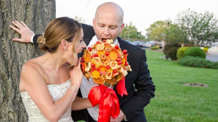 Mirele a crezut că mireasa are un buchet de flori. Când s-a uitat mai bine, a îngheţat