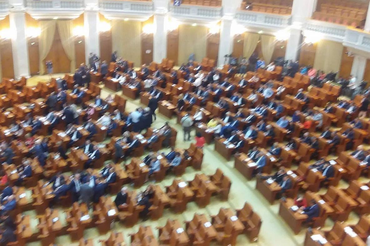 Ziua moțiunii. Unde s-au blocat negocierile dintre PNL și Ponta. Care ar fi miza pentru UDMR