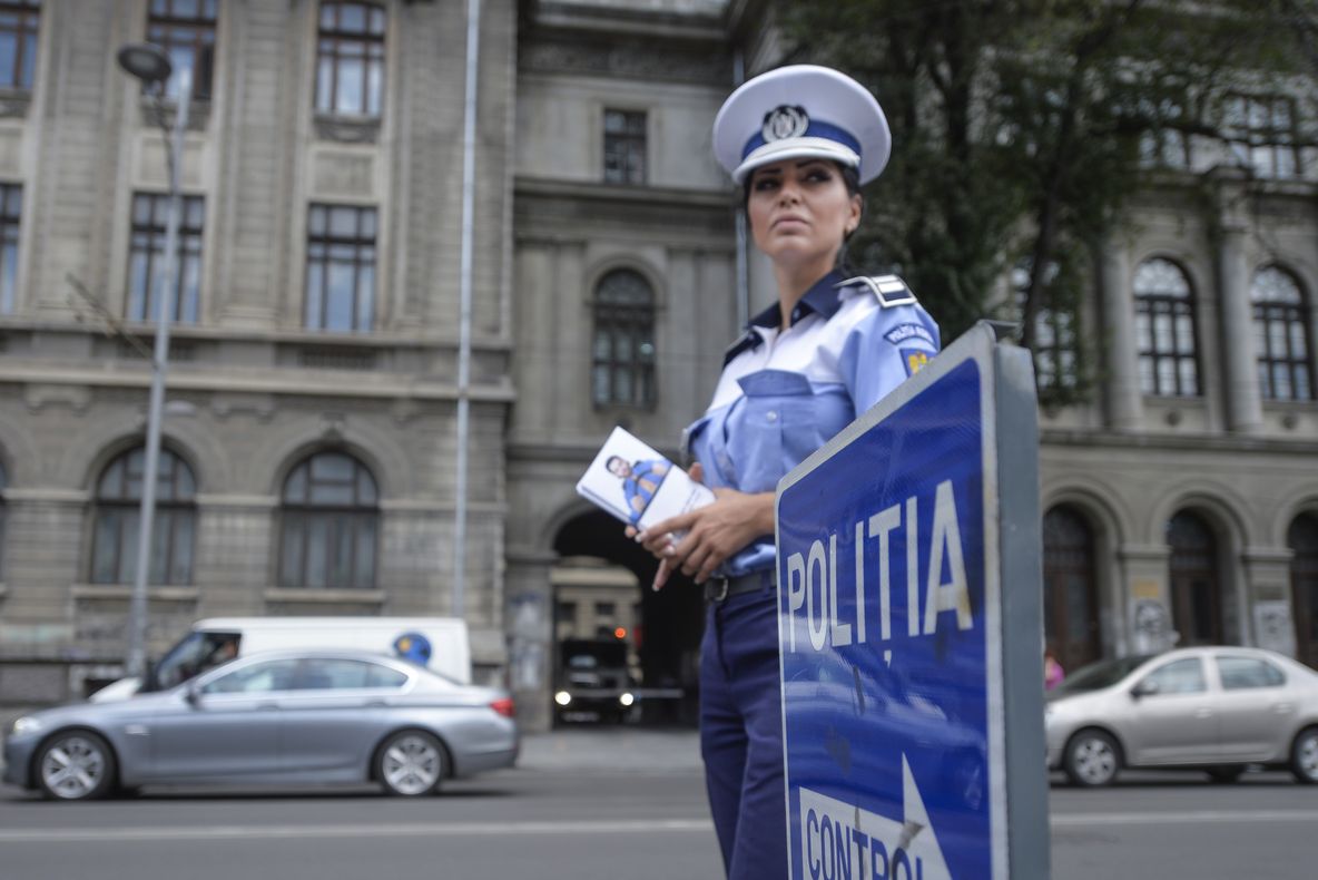 O poliţistă de la Rutieră, lovită de o maşină care a trecut pe ROŞU în Capitală