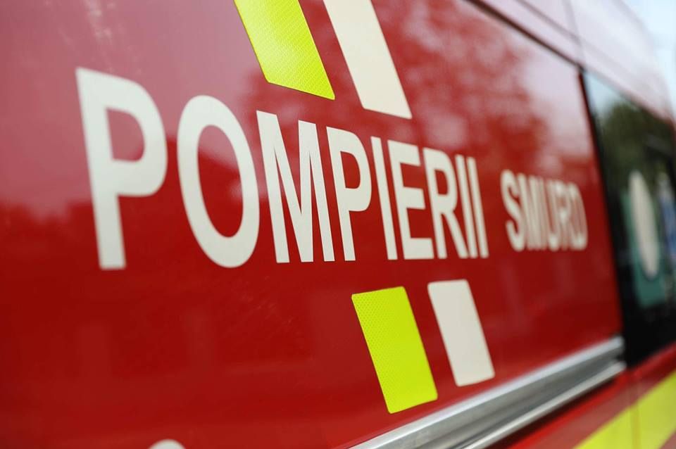 Doi copii blocaţi într-un tomberon din Reşiţa, unde s-au ascuns de ploaie, salvaţi de pompieri