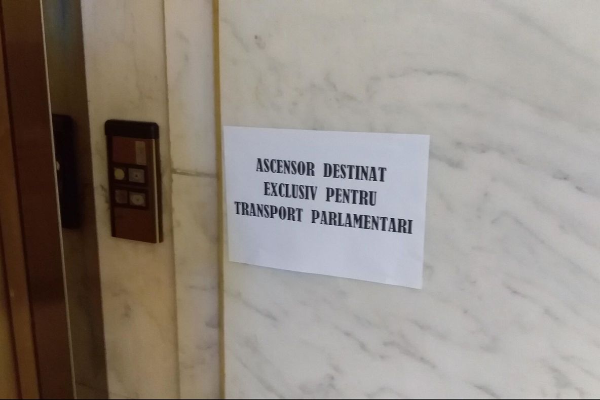 Măsuri fără precedent în Parlament: Presa, în țarc. Un lift exclusiv pentru parlamentari. FOTO