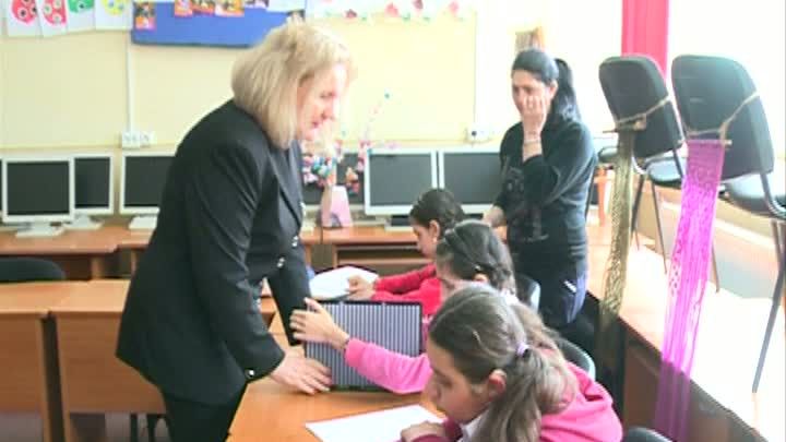 Exemplu de dedicare profesională: profesoară nevăzătoare, învaţă copii nevăzători să citească 