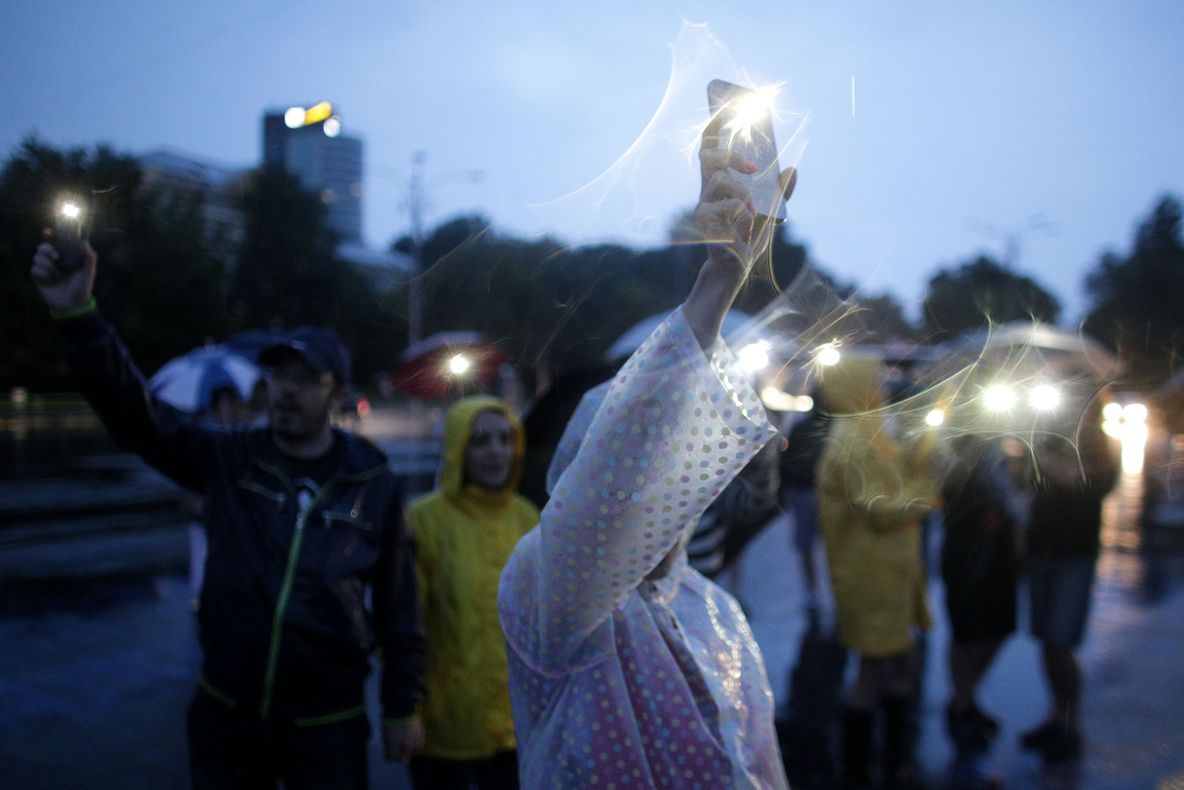 Proteste în Capitală și în țară: S-au scandat: "Hoții!" și "Ninge, plouă vom învinge!"