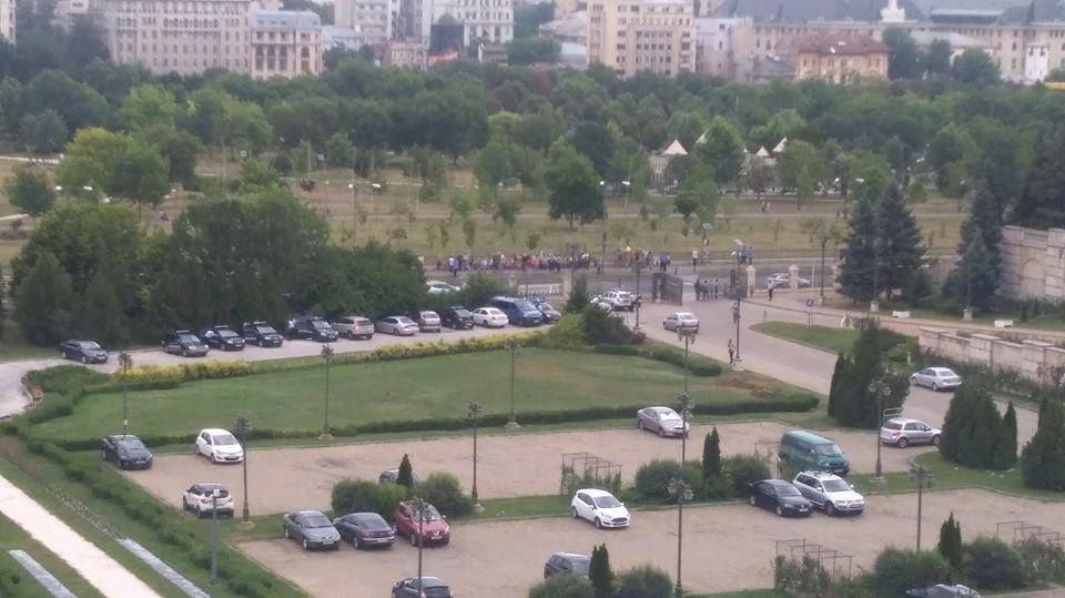 Protestatarii #rezist s-au strâns în fața Parlamentului 