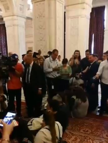 Ce spun parlamentarii USR, după ce le-au făcut acces protestatarilor #Rezist, în Parlament