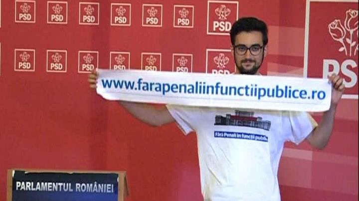 Protest la uşa PSD. Mesaj către Liviu Dragnea: "Fără penali în funcţii publice". VIDEO