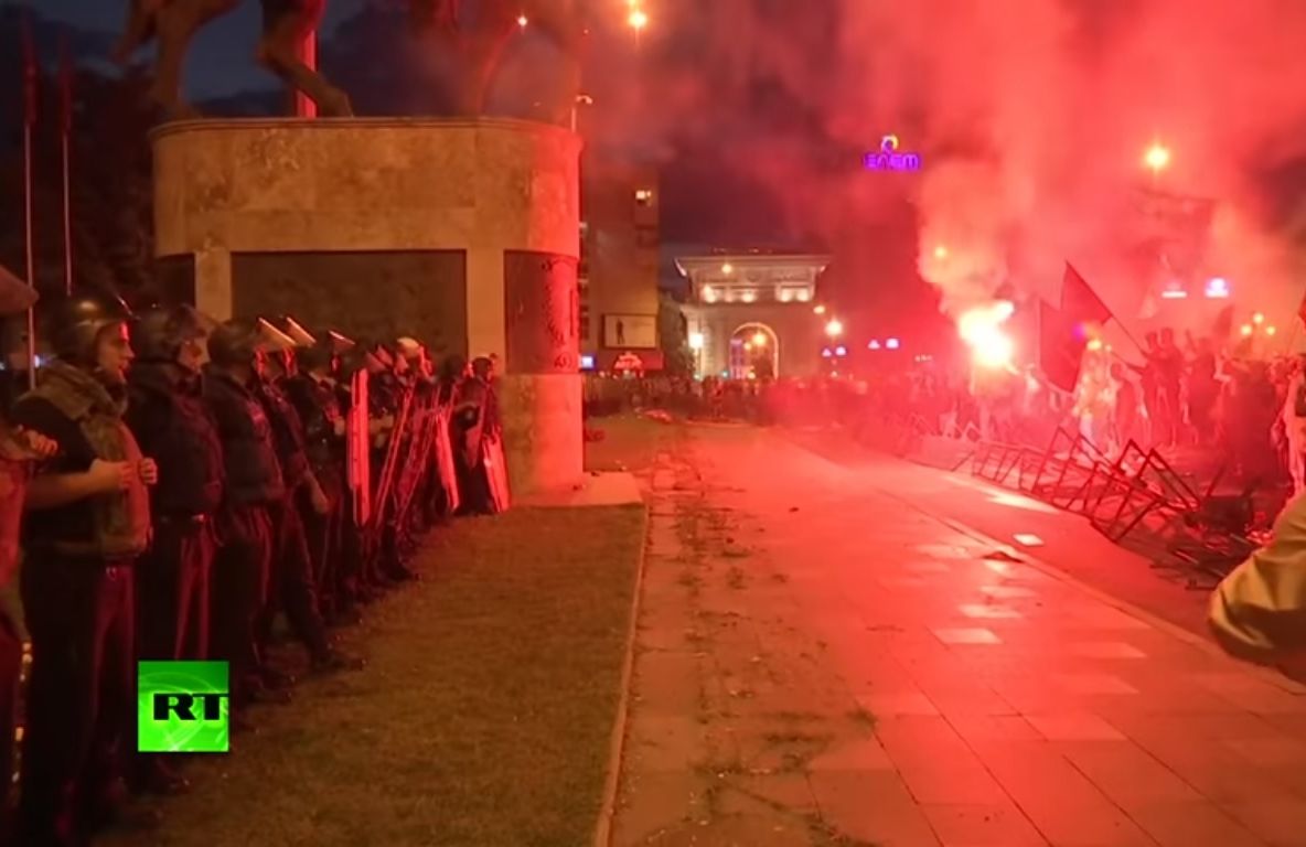 Proteste și gaze lacrimogene la Skopje, după semnarea acordului de schimbare a numelui Macedoniei