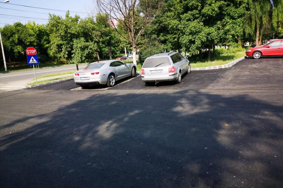 Au turnat asfalt în jurul maşinii! Imaginea zilei vine de la Craiova