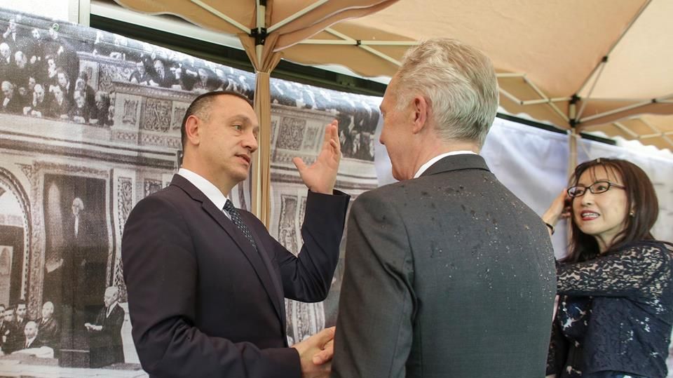 PSDragnea, în ofsaid: numeroşi social-democraţi au fost la recepţia de Ziua SUA