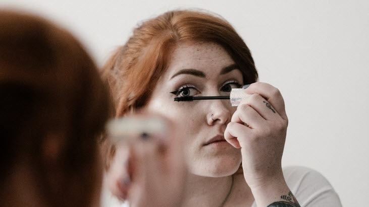 Şi-a şters rimelul pentru prima oră, după 25 de ani. E îngrozitor ce avea sub mascara