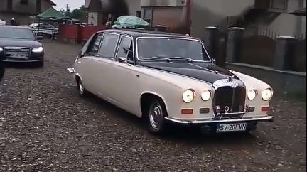 Preoții ajung cu Rolls Royce-ul la o biserică din Suceava. Imaginile ireale stârnesc revoltă
