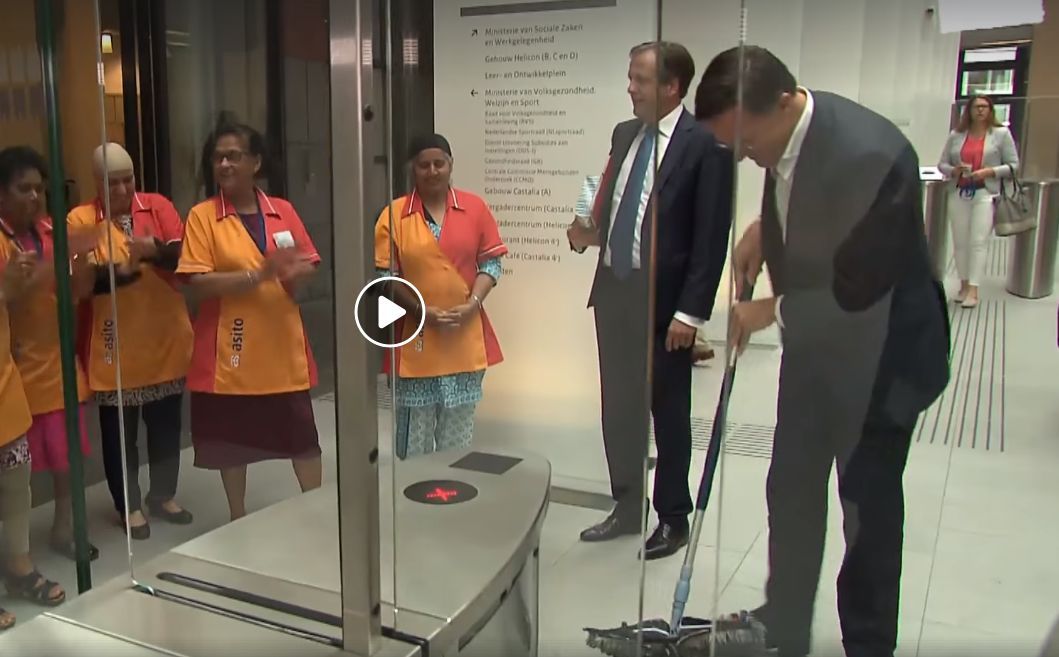 Viral: Premierul Olandei curăță cu mopul cafeaua vărsată în holul Guvernului