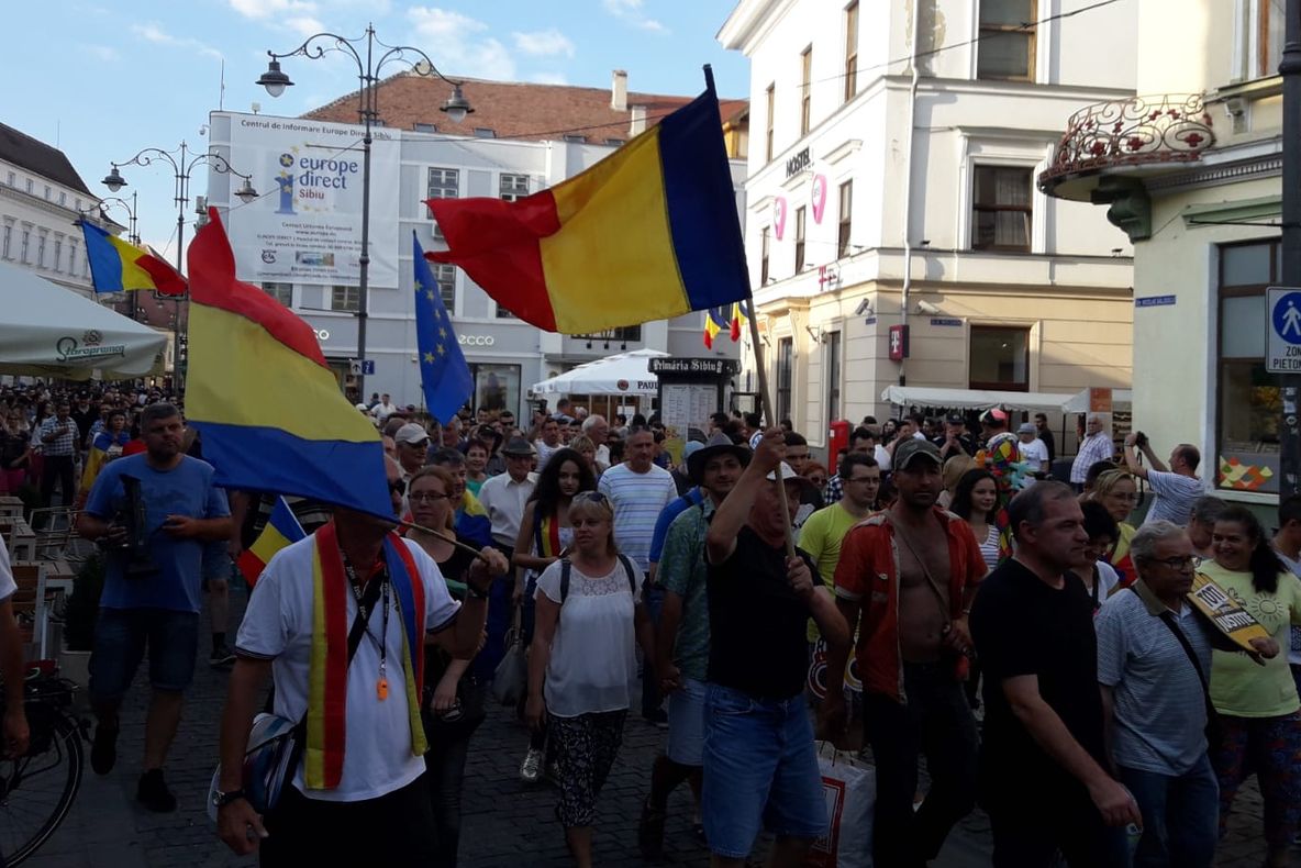 Sibiul, cu şampanie, în stradă: "Dragnea, nu uita, puşcăria e a ta!"