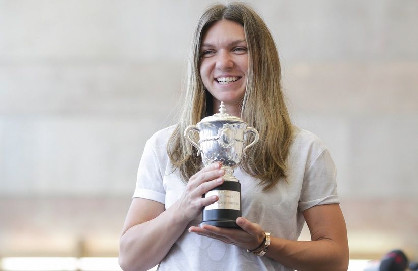 Motivul pentru care Simona Halep s-a întors în ţară cu REPLICA trofeului câştigat la Roland Garros
