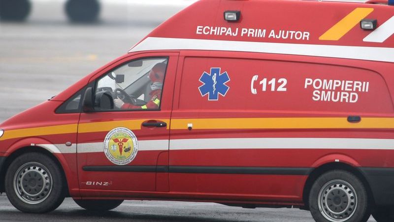 Şase persoane rănite într-un accident rutier. Ciocnire violentă între un microbuz şi un autoturism