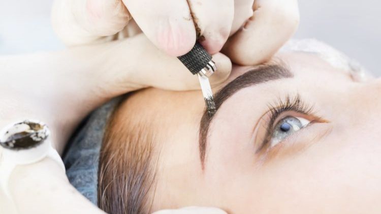Tatuajul pentru sprâncene: tehnica microblading