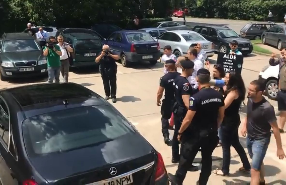 Tăriceanu, huiduit la Cluj. UPDATE Protestatarii i-au arătat semne obscene. Reacția jandarmilor