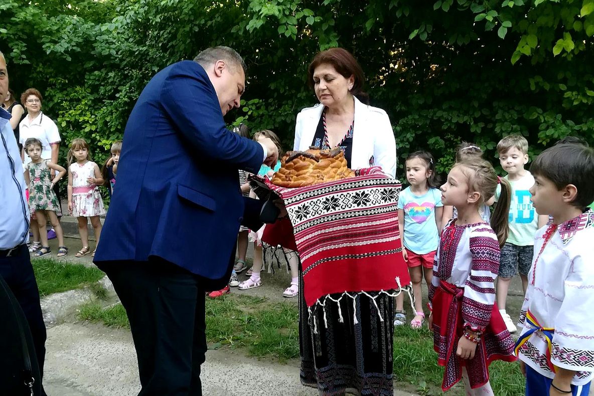 Primarul de la Tecuci, întâmpinat cu pâine şi sare la inaugurarea... unei scări de incendiu