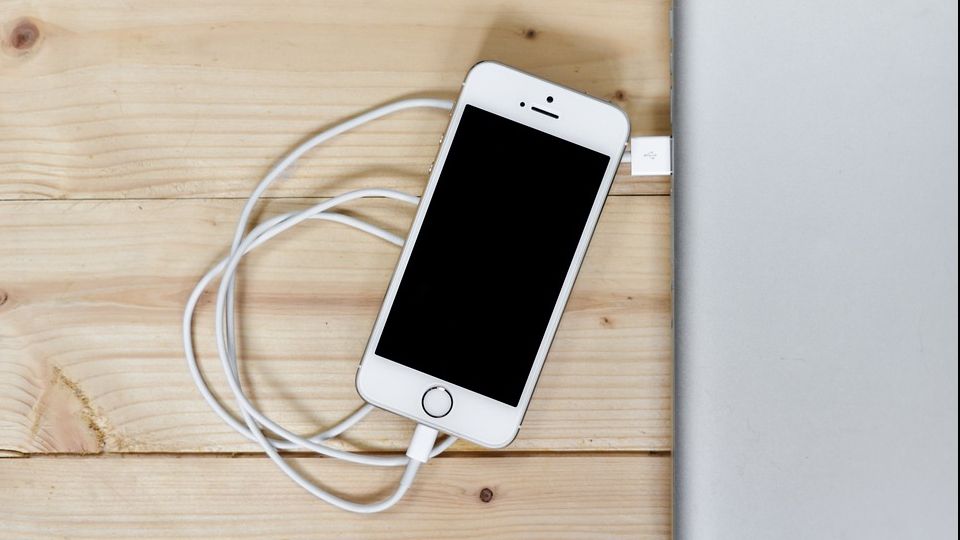 Ar trebui sau nu să ne închidem telefonul mobil noaptea? Ce spun experții IT