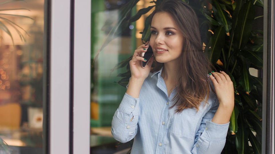 De ce ar trebui să ții mereu telefonul în mâna dreaptă