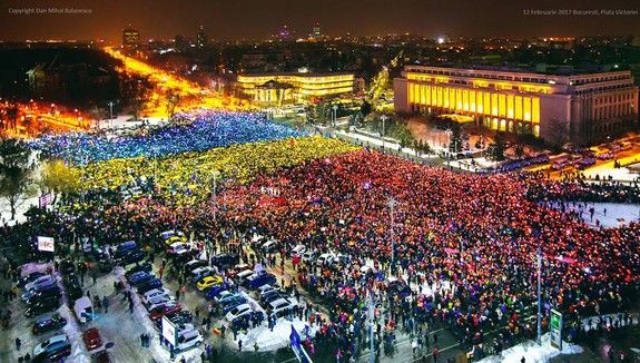 Reacţia protestatarilor din Piaţa Victoriei la condamnarea lui Dragnea este SAVUROASĂ