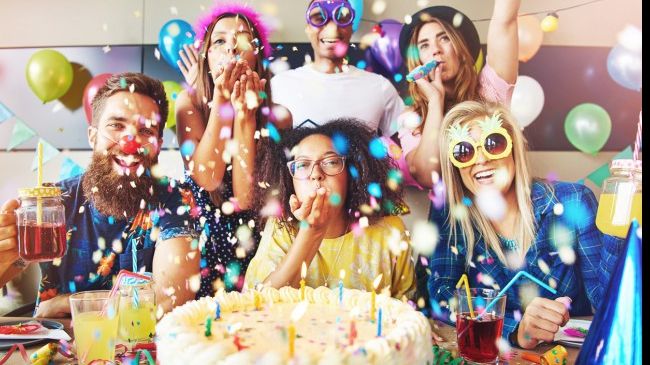 Îți place să sufli în lumânările de pe tort? Iată de ce ar trebui să eviți acest lucru!