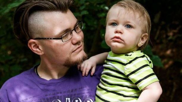 Povestea bărbatului care a născut și și-a alăptat copilul