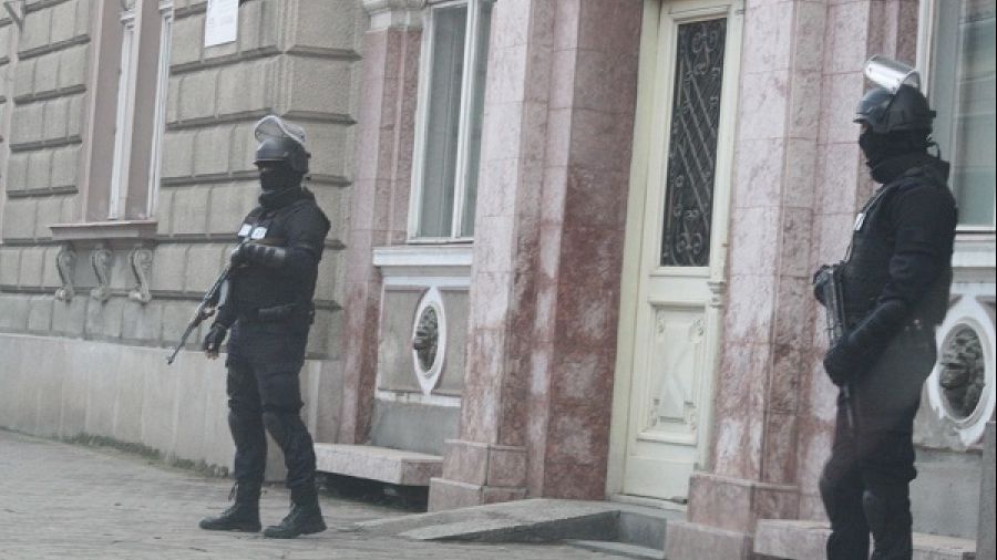 Efectul propagandei anti-justiție: Un bărbat a intrat înarmat în tribunalul Iași să-și facă dreptate