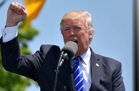 Reacția lui Trump la fotografia de la G7 care-l prezintă mic, ”certat” parcă de Merkel