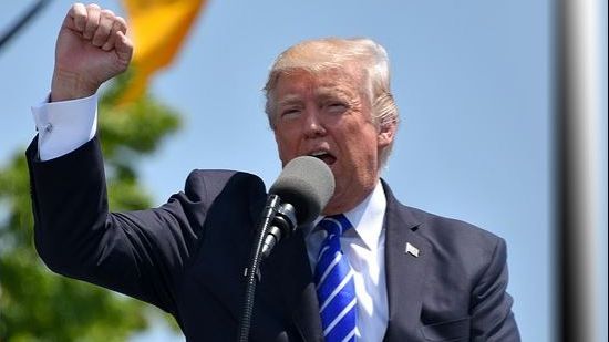 Trump: Oamenii lui Kim Jong-un stau drepți când el vorbește. Vreau ca oamenii mei să facă la fel