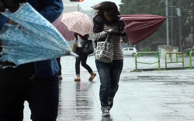 Rupere de nori în ţară! Cod PORTOCALIU de furtuni şi vijelii. HARTA cu cele mai afectate zone 