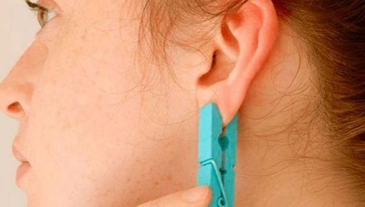 Prindeţi un cârlig de ureche şi ţineţi-l 5 secunde