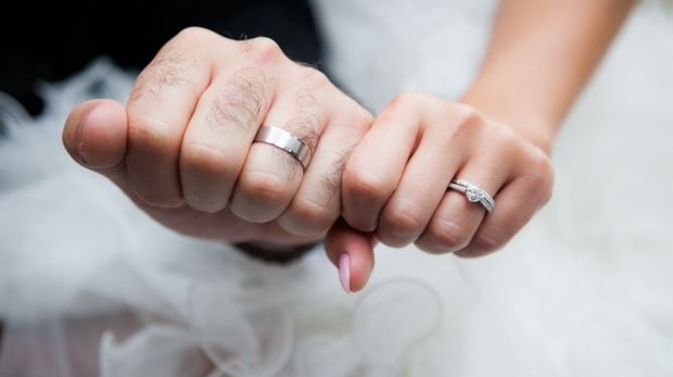 De ce se poartă verigheta pe inelarul mâinii stângi? Tu ştii răspunsul?