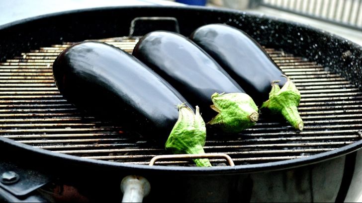 A copt vinetele, apoi le-a băgat într-o pungă. După 10 minute, surpriză totală!