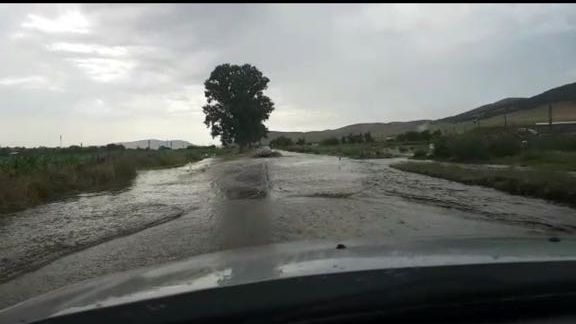 RESTRICŢII. Drum naţional închis din cauza apelor. Persoane surprinse de viituri 