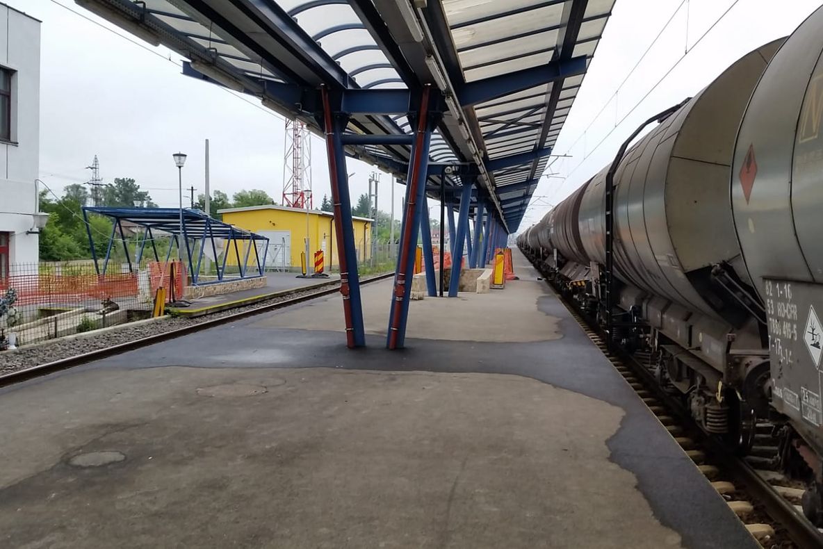 Un tânăr se află în stare gravă după ce s-a urcat pe un tren și s-a electrocutat